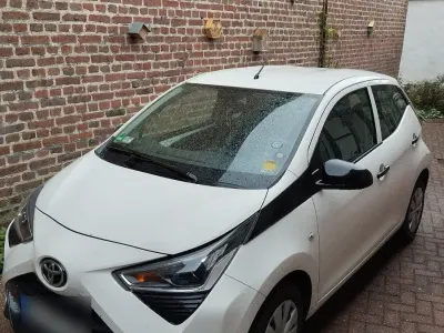 Używany Toyota Aygo 72 KM (52 kW) 2021 Biały Hatchback