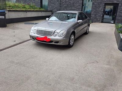 Usata Mercedes E220 Elegance 150 CV (110 kW) 2004 Oro Berlina