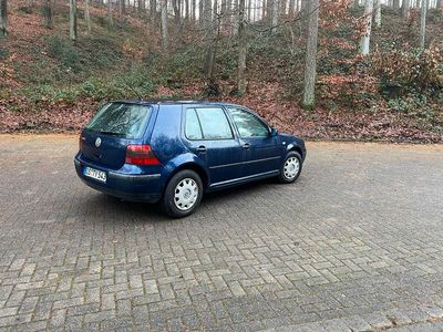 Blau Gebraucht 2001 VW Golf IV Kleinwagen | 1.850 € (Fairer Preis)