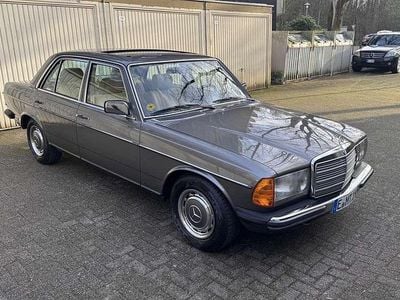 Gebraucht Mercedes E230 136 PS (100 kW) 1982 Grau Limousine