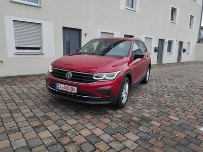 Gebraucht VW Tiguan Active 150 PS (110 kW) 2023 Rot SUV