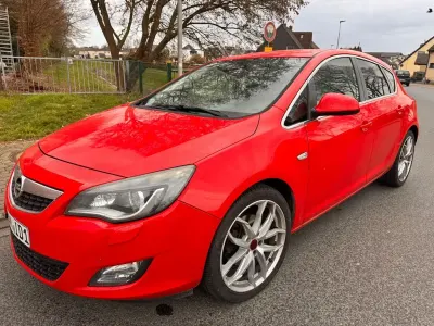 Używany Opel Astra Sport 179 KM (131 kW) 2010 Czerwony Sedan/Limuzyna