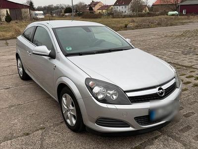 Gebraucht Opel Astra GTC 115 PS (84 kW) 2011 Silber Coupé