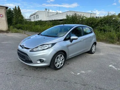 Gebraucht Ford Fiesta Trend 69 PS (50 kW) 2010 Silber Limousine