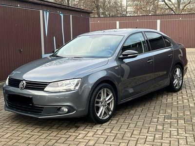 Gebraucht VW Jetta Match 105 PS (77 kW) 2012 Grau Limousine
