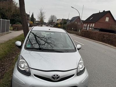 Gebraucht Toyota Aygo 68 PS (50 kW) 2012 Silber Kleinwagen