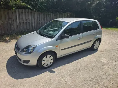 Gebraucht Ford Fiesta Ambiente 69 PS (50 kW) 2006 Silber Kleinwagen