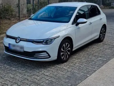 Gebraucht VW Golf VIII Active 131 PS (96 kW) 2022 Weiß Limousine