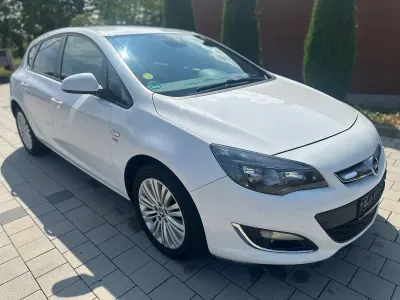 Gebraucht Opel Astra Active 110 PS (80 kW) 2013 Weiß Limousine
