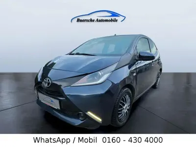 Gebraucht Toyota Aygo X-play 69 PS (50 kW) 2016 Dark blue mica metallic Kleinwagen