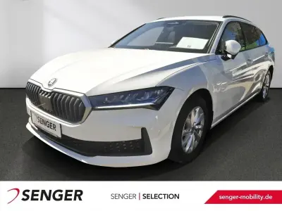Gebraucht Skoda Superb Essence 150 PS (110 kW) 2025 Kristallweiß uni Kombi