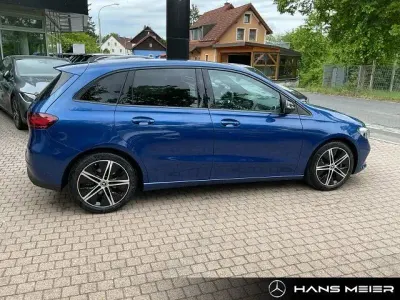 Gebraucht Mercedes B200 Advanced 163 PS (119 kW) 2024 Blau Van / Kleinbus