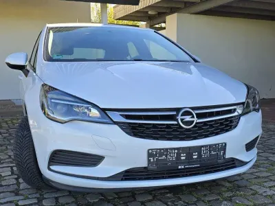 Używany Opel Astra 105 KM (77 kW) 2017 Biały Sedan/Limuzyna