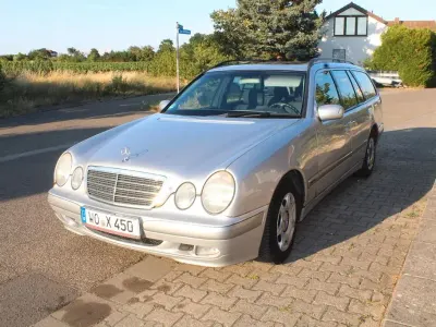 Gebraucht Mercedes E220 Classic 143 PS (105 kW) 2001 Silber Limousine