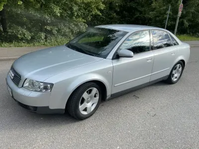 Używany Audi A4 Ambiente 131 KM (96 kW) 2001 Srebrny Sedan/Limuzyna