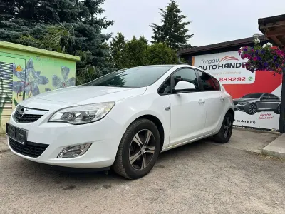 Gebraucht Opel Astra Design Edition 110 PS (80 kW) 2011 Schneeweiss/summitwhite/arctic Kleinwagen