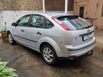 Usado Ford Focus Ghia 101 CV (74 kW) 2006 Plateado Berlina