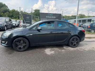 Gebraucht Opel Astra 110 PS (80 kW) 2013 Schwarz Limousine