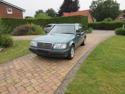 Usata Mercedes 200 72 CV (52 kW) 1987 Andere farben Station wagon