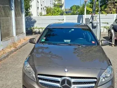 Gebraucht Mercedes A180 Urban 122 PS (89 kW) 2013 Braun Kleinwagen