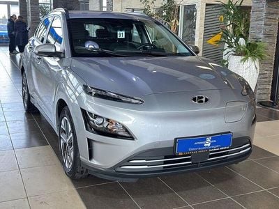 Gebraucht Hyundai Kona Select 100 kW (136 PS) 2023 Silber shimmering silver / met (metallic) SUV