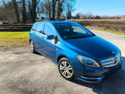 Używany Mercedes A180 122 KM (89 kW) 2012 Niebieski Sedan/Limuzyna