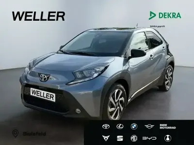 Gebraucht Toyota Aygo 72 PS (52 kW) 2025 Celestite grey / black mica (grau) Kleinwagen