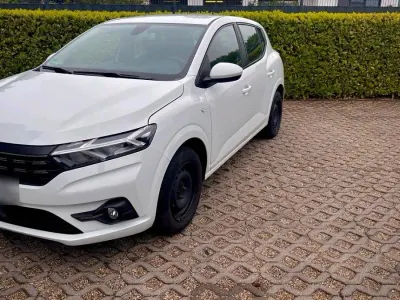 Używany Dacia Sandero Expression 91 KM (66 kW) 2022 Biały Hatchback