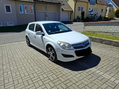 Używany Opel Astra 116 KM (85 kW) 2009 Biały Sedan/Limuzyna