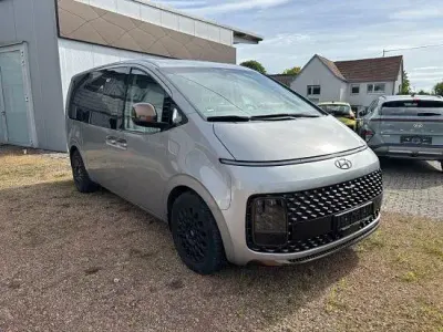 Gebraucht Hyundai Staria Signature 177 PS (130 kW) 2023 Silber Van / Kleinbus