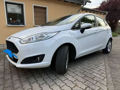 Używany Ford Fiesta Celebration 101 KM (74 kW) 2016 Biały Hatchback