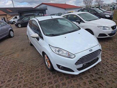 Gebraucht Ford Fiesta Titanium 125 PS (91 kW) 2013 Weiß Kleinwagen