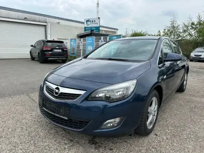 Używany Opel Astra Sport 125 KM (91 kW) 2011 Niebieski Sedan/Limuzyna