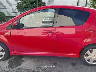 Gebraucht Toyota Aygo 68 PS (50 kW) 2012 Rot Kleinwagen