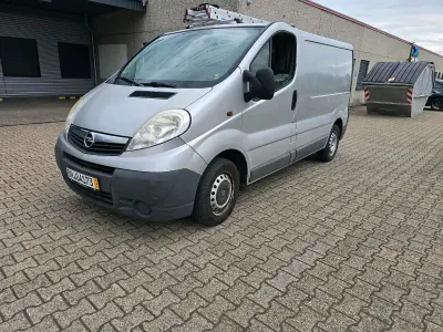 Gebraucht Opel Vivaro 115 PS (84 kW) 2009 Silber Van / Kleinbus