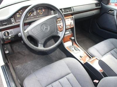 Second-hand Mercedes 320 220 CP (161 kW) 1994 Alb Berlinǎ