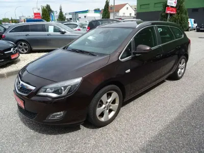 Gebraucht Opel Astra Innovation 179 PS (131 kW) 2012 Mahagonibraun/darkmahagony Kombi