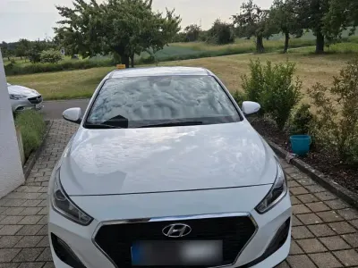 Gebraucht Hyundai i30 Select 99 PS (72 kW) 2018 Weiß Kleinwagen