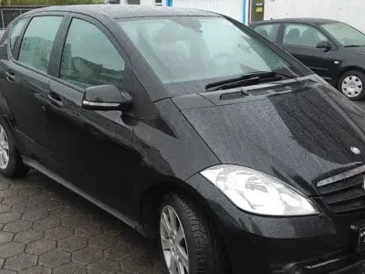 Używany Mercedes A180 109 KM (80 kW) 2010 Czarny Sedan/Limuzyna