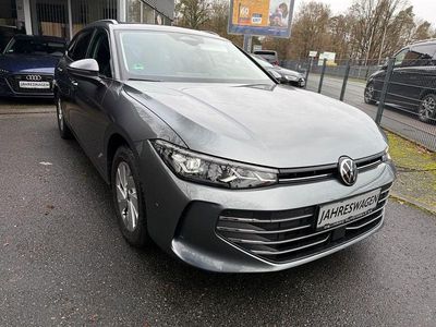 Grau Gebraucht 2024 VW Passat Kombi | 35.450 € (Superpreis)