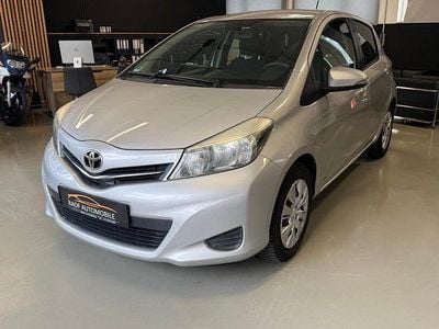 Usado Toyota Yaris Life 99 HP (72 kW) 2012 Prateado Citadino