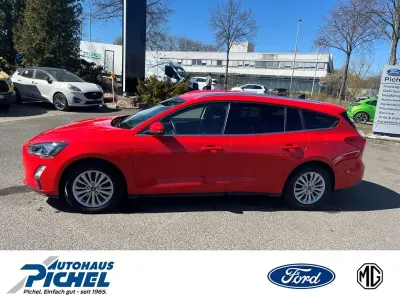 Begagnad Ford Focus Titanium 125 HK (91 kW) 2022 Röd Kombi