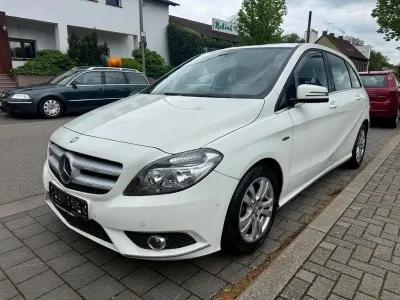 Gebraucht Mercedes B180 122 PS (89 kW) 2012 Weiß Van / Kleinbus