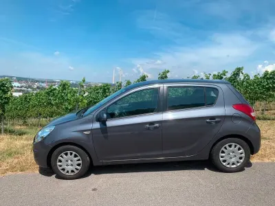 Gebraucht Hyundai i20 Edition 77 PS (56 kW) 2012 Grau Kleinwagen