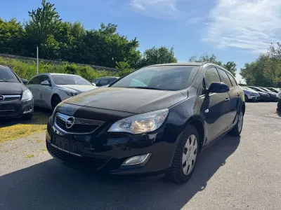 Używany Opel Astra Selection 101 KM (74 kW) 2010 Czarny Kombi
