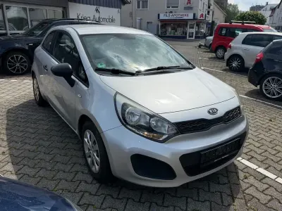 Używany Kia Rio 86 KM (63 kW) 2012 Srebrny Sedan/Limuzyna