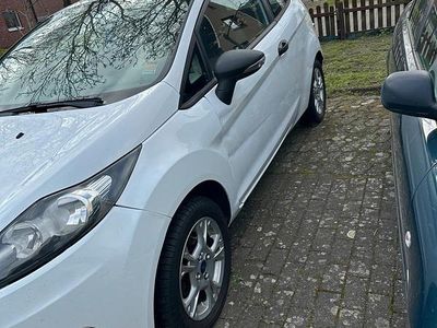 Gebraucht Ford Fiesta 60 PS (44 kW) 2012 Weiß Kleinwagen