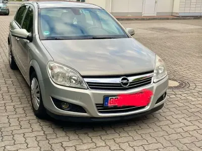 Używany Opel Astra 105 KM (77 kW) 2007 Srebrny Sedan/Limuzyna