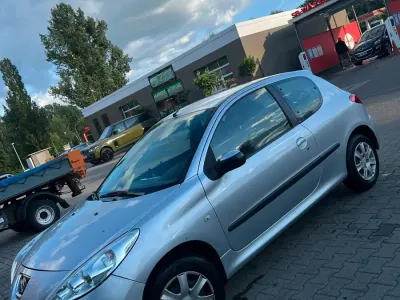 Gebraucht Peugeot 206+ 77 PS (56 kW) 2010 Grau Kleinwagen
