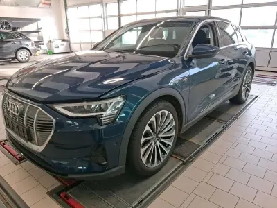 Gebraucht Audi e-tron Ambiente 230 kW (313 PS) 2022 Galaxisblau metallic SUV